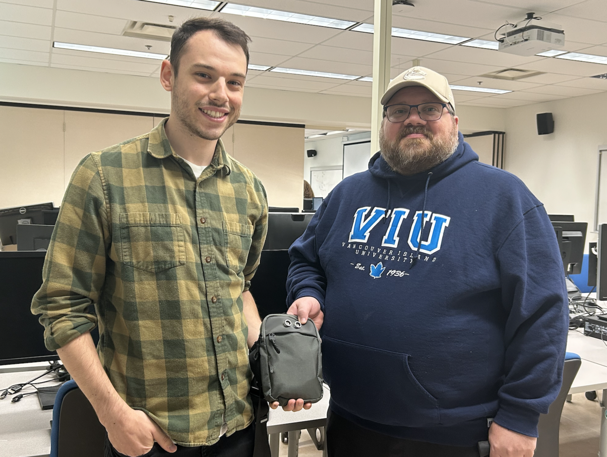 jack and jay holding their device