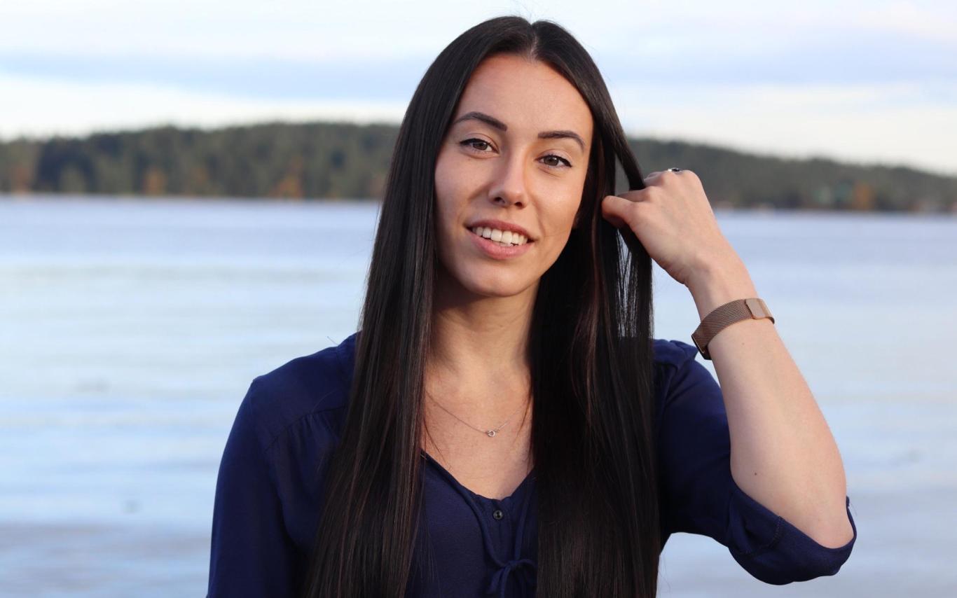 Portrait of Samantha in front of the ocean
